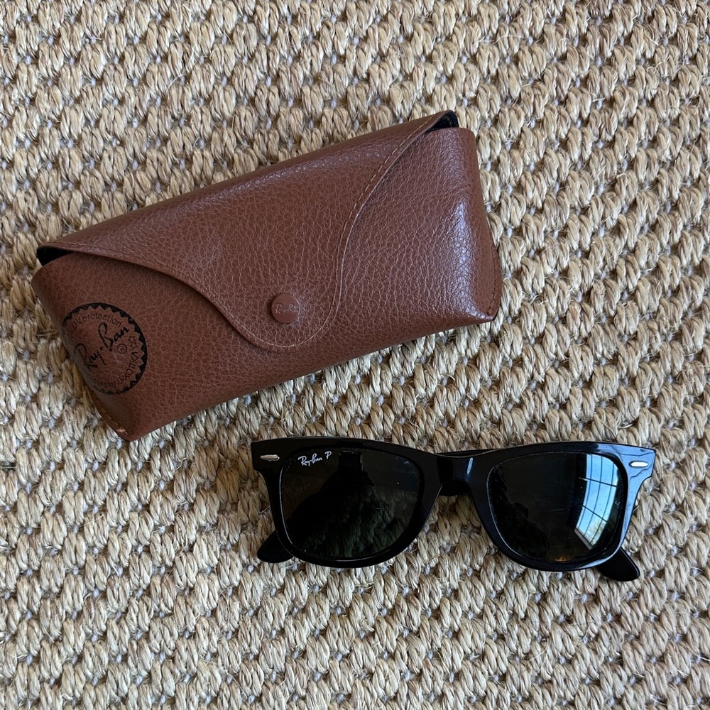 Ray-Ban Black classic wayfarer Sunglasses with Brown Leather Case